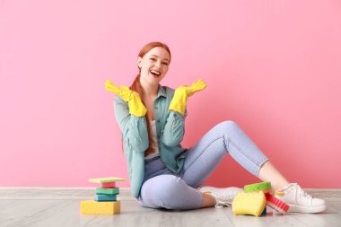 Süngerli genç bir kadın.