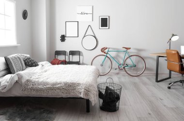 Bisikletli ve modern işyeri olan aydınlık yatak odasının içi