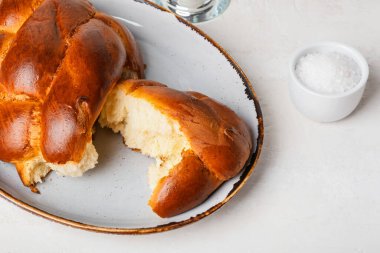 Beyaz arka planda geleneksel challah ekmeği. Şabat Şalom
