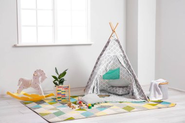 Hafif çocuk odasında yumuşak halı ve oyuncaklar