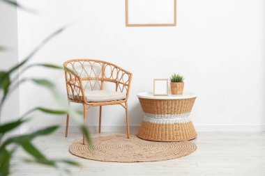 Hasır koltuklu ve ışıklı duvarın yanındaki masada.