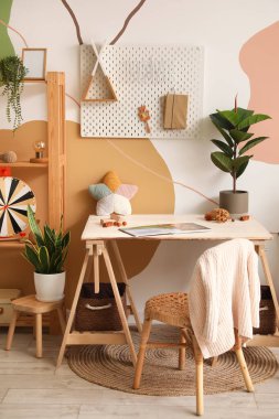 Masası ve tahtasıyla şık bir çocuk odası.