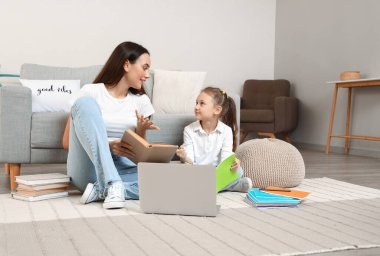 Evde öğretmenle ders çalışan tatlı bir kız.