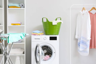 Çamaşır odasında çamaşır makinesinin yanındaki çamaşır sepetinde.