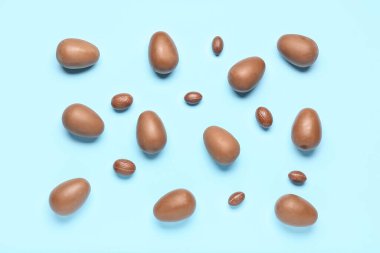 Mavi arka planda lezzetli çikolata yumurtaları