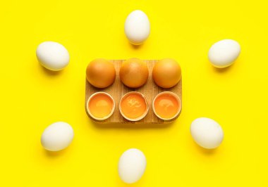 Sarı arka planda taze tavuk yumurtası.