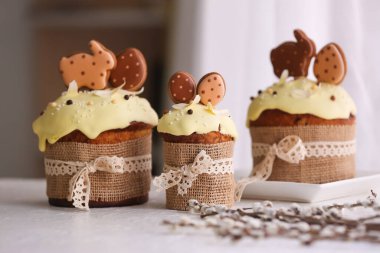 Kurabiye ve söğüt dallarıyla süslenmiş lezzetli Paskalya pastaları.