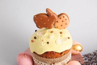 Kurabiye, lavanta ve açık arkaplan üzerine boyanmış yumurta ile süslenmiş lezzetli Paskalya pastası.