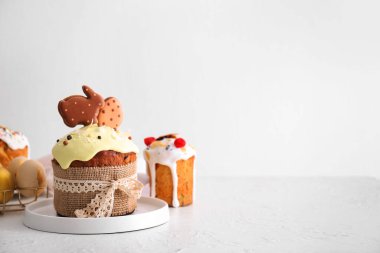 Hafif arka planda kurabiyelerle süslenmiş lezzetli Paskalya pastaları.