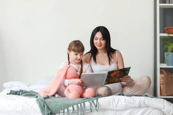 Menina Com Sua Mãe Grávida Lendo Livro Casa — Fotografia de Stock