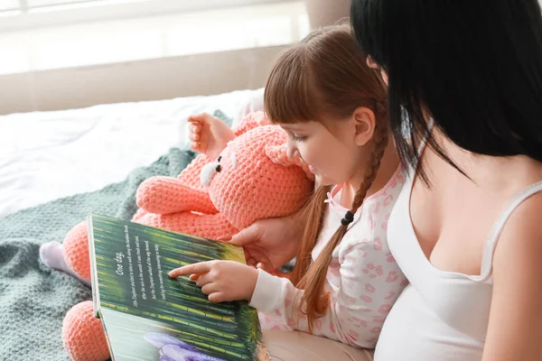 Little Girl Her Pregnant Mother Reading Book Home — Stock Photo, Image