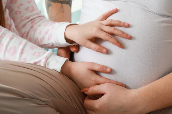 Mała Dziewczynka Ciężarną Matką Domu Zbliżenie — Zdjęcie stockowe