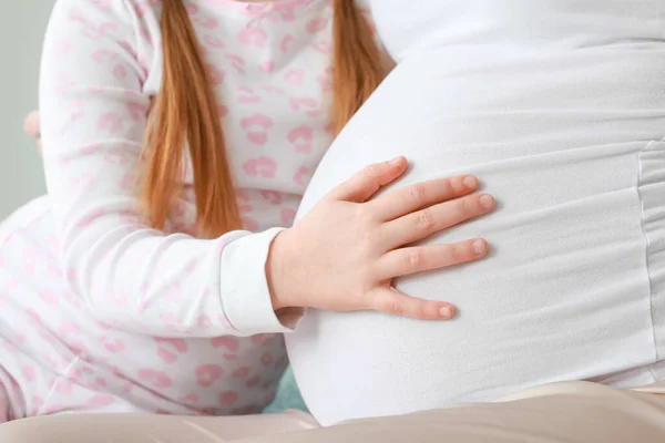 Klein Meisje Met Haar Zwangere Moeder Thuis Close — Stockfoto