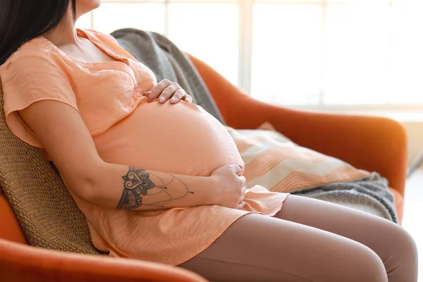 Młoda Kobieta Ciąży Odpoczynek Domu — Zdjęcie stockowe