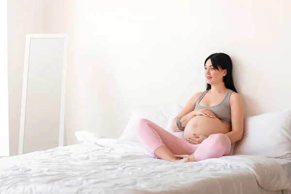 Young Pregnant Woman Resting Home — Stock Photo, Image