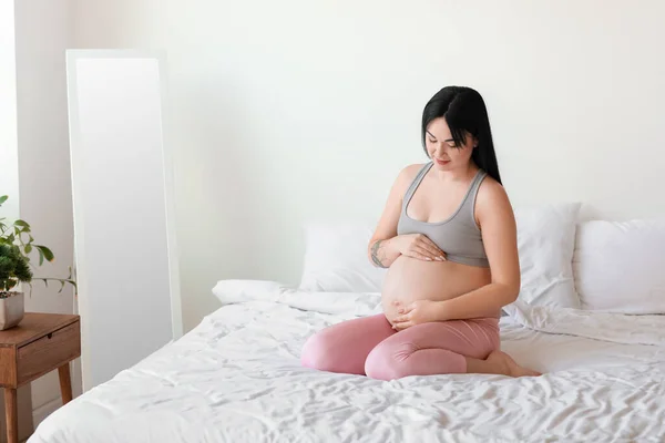 Mujer Embarazada Joven Descansando Casa —  Fotos de Stock