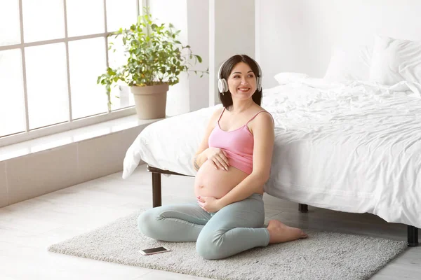 Young Pregnant Woman Listening Music Bedroom — Stock Photo, Image