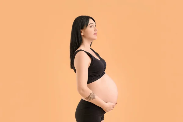 Pregnant Young Woman Beige Background — ストック写真