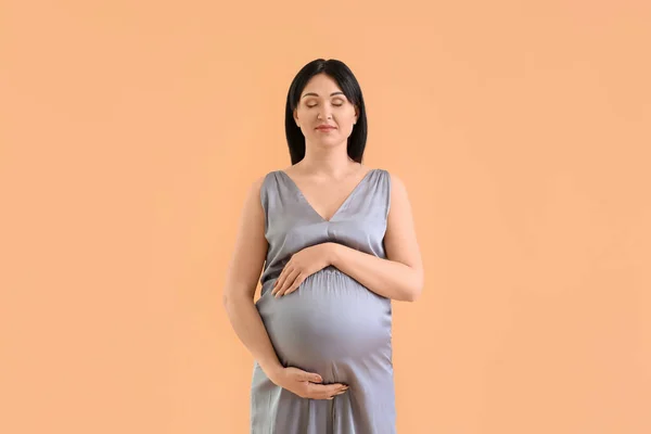 Gravidă Tânără Femeie Fundal Bej — Fotografie, imagine de stoc