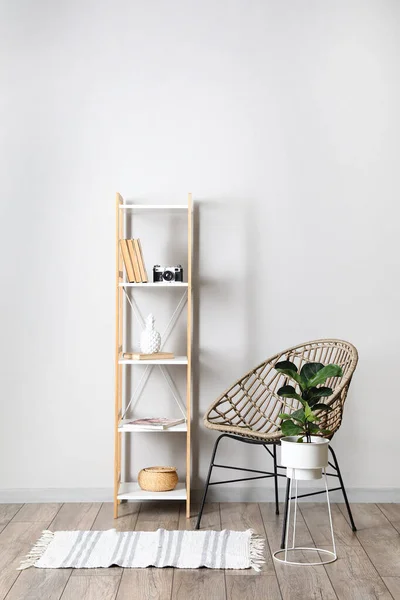 Regal Mit Stuhl Und Zimmerpflanze Der Nähe Der Lichtwand — Stockfoto
