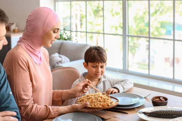Muslim Family Having Breakfast Together Celebration Eid Fitr — Stock Photo, Image