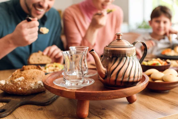 Tray Teapot Cups Table Muslim Family Having Breakfast Celebration Eid — Stock Photo, Image