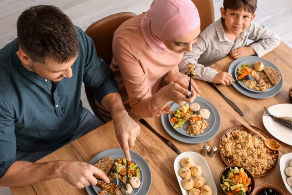 Muslimská Rodina Snídá Společně Oslava Eid Fitr — Stock fotografie