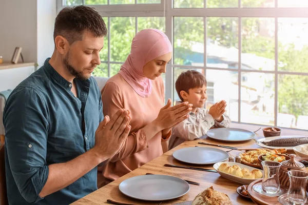 Muslimská Rodina Modlí Společně Před Snídaní Oslava Eid Fitr — Stock fotografie
