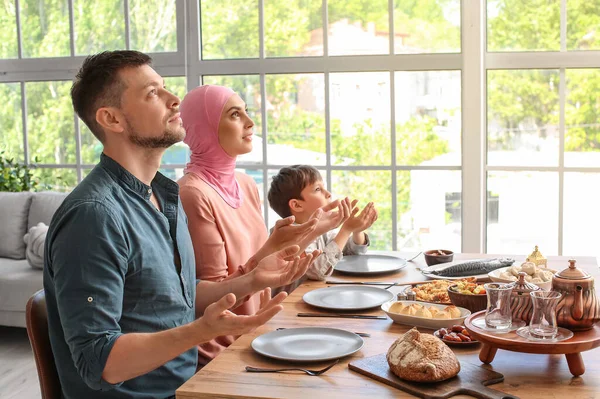 Muslimská Rodina Modlí Společně Před Snídaní Oslava Eid Fitr — Stock fotografie