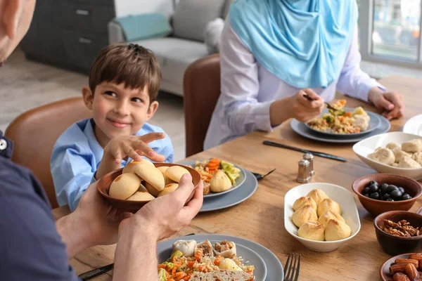 Muslim Family Having Breakfast Together Celebration Eid Fitr — Stock Photo, Image