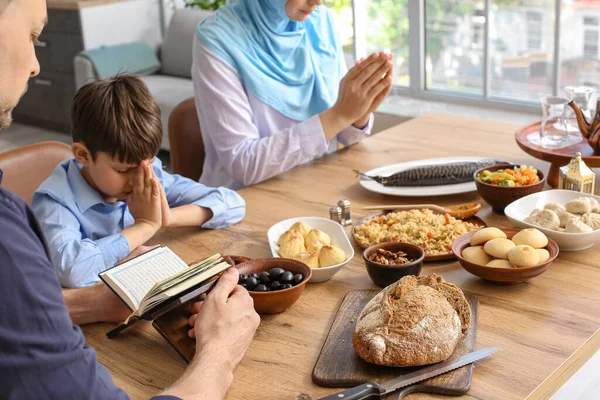 Família Muçulmana Rezando Juntos Antes Café Manhã Celebração Eid Fitr — Fotografia de Stock