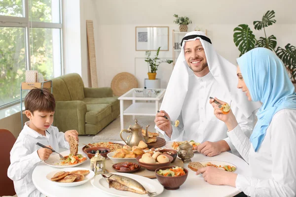 Muslimische Familie Beim Gemeinsamen Frühstück Feier Des Eid Fitr — Stockfoto