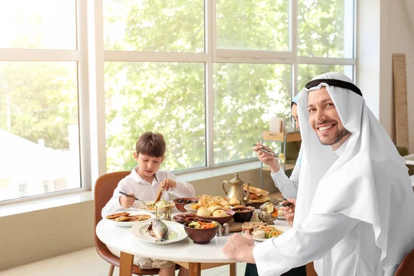 Мусульманская Семья Завтракает Вместе Празднование Праздника Аль Фитр — стоковое фото