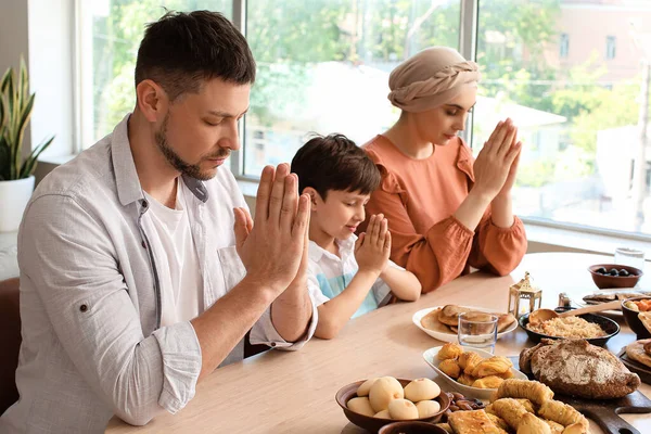 Familia Musulmana Rezando Juntos Antes Del Desayuno Celebración Del Eid — Foto de Stock