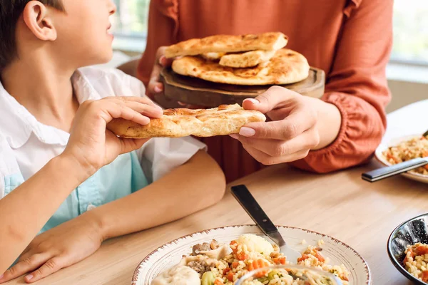 穆斯林小男孩和他的母亲一起吃早餐 开斋节的庆祝活动 — 图库照片