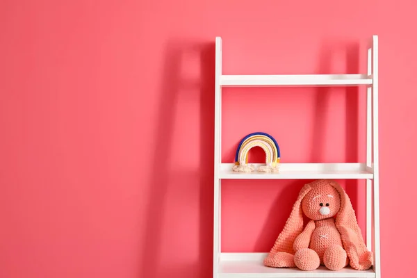 Regal Mit Spielzeug Der Nähe Der Wand — Stockfoto