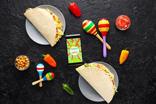 Tacos Mexicanos Tradicionais Maracas Telefone Celular Fundo Escuro Celebração Cinco — Fotografia de Stock