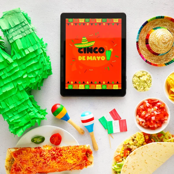 Comida Mexicana Tradicional Com Pinata Sombrero Maracas Tablet Fundo Claro — Fotografia de Stock
