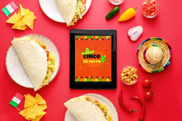 Comida Mexicana Tradicional Com Sombrero Tablet Fundo Cor Celebração Cinco — Fotografia de Stock