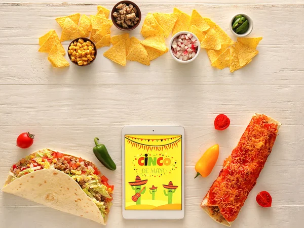 Comida Mexicana Tradicional Computador Tablet Fundo Madeira Branco Celebração Cinco — Fotografia de Stock