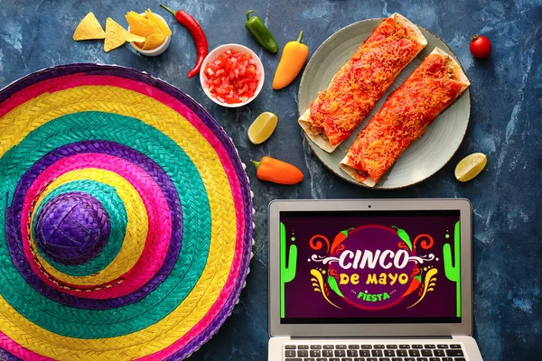 Comida Mexicana Tradicional Com Sombrero Laptop Fundo Cor Escura Celebração — Fotografia de Stock