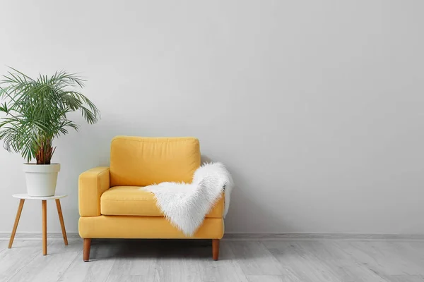 근처에 푹신푹신 플라스미드와 가정용 노란색 안락의자 — 스톡 사진