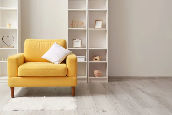 Sillón Amarillo Con Almohada Estanterías Cerca Pared Luz — Foto de Stock