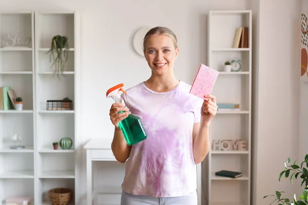 Giovane Donna Con Spugna Detergente Casa — Foto Stock