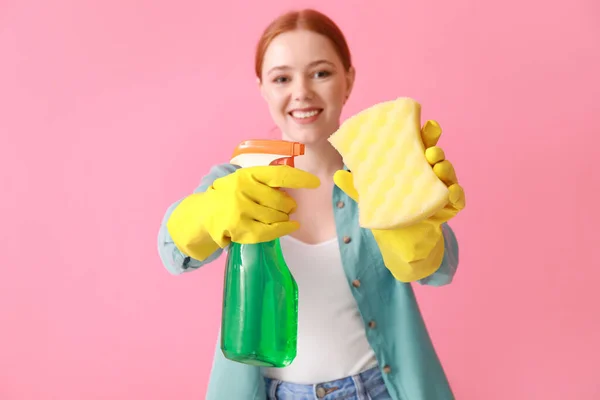 Mujer Joven Con Esponja Detergente Sobre Fondo Color — Foto de Stock