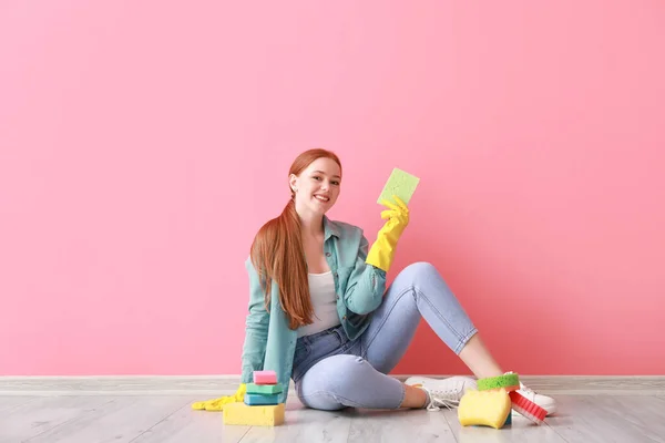 Young Woman Sponges Color Background — Stock Photo, Image