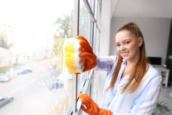 Jonge Vrouw Schoonmaken Raam Kamer — Stockfoto