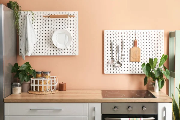 现代厨房彩墙上有餐具的挂牌 — 图库照片