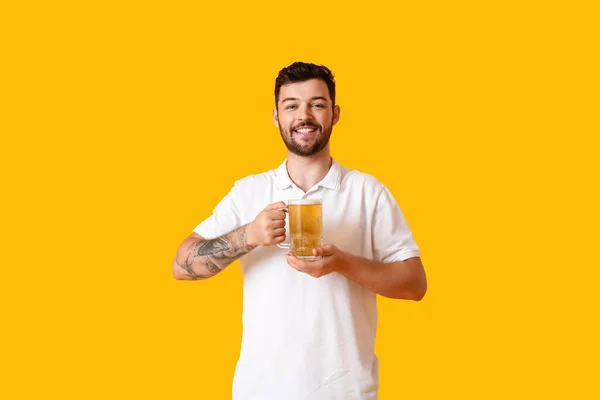 Jovem Sorridente Com Copo Cerveja Fundo Amarelo — Fotografia de Stock