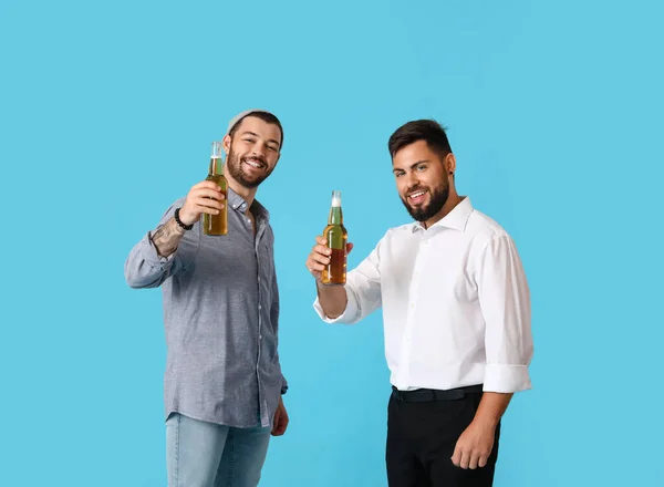 Mannelijke Vrienden Met Flessen Bier Blauwe Achtergrond — Stockfoto